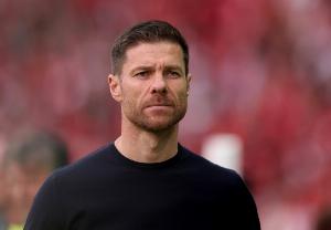 皮克：阿隆索很快会成为最佳教练之一，他若执教皇马对巴萨将很难