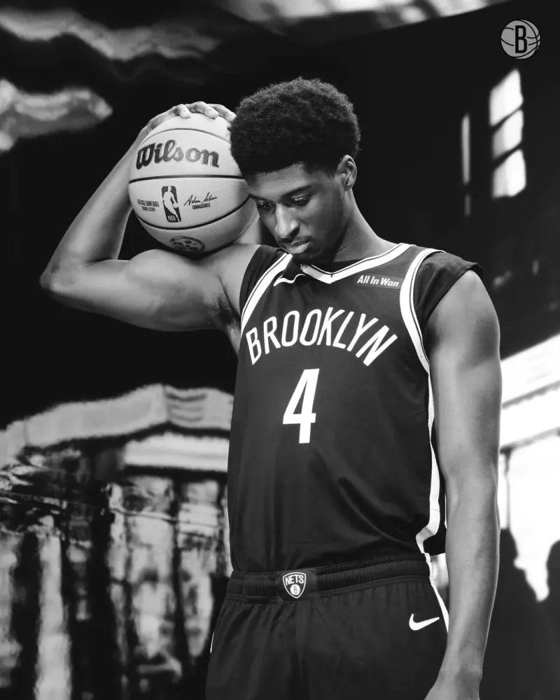 球队未来！篮网官方晒德雷克-鲍威尔的定妆照与球迷分享